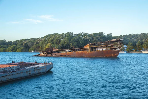 Вигляд Старих Іржавих Кораблів Поблизу Тели Гондурас — стокове фото