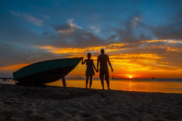 Couple Enjoying Sunset View Roatan Honduras — 스톡 사진