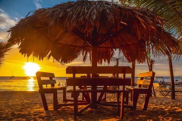 Скамейки Соломенный Зонтик Тропическом Пляже — стоковое фото