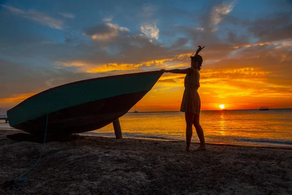 Young Woman Standing Boat Beach Sunset — 스톡 사진