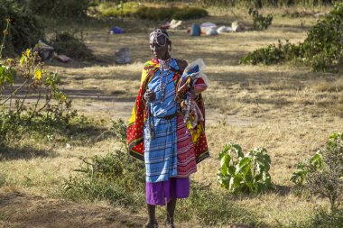 Masai Mara, Kenya - Ağustos 2018 Masai Mara Milli Parkı 'ndaki bit pazarında yerel bir kız