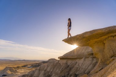 Bardenas Reales, Navarra, İspanya çölünde kayaların üzerinde poz veren güzel bir kadının portresi.