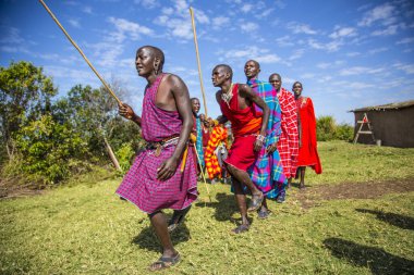 Masai Mara, Kenya - Ağustos 2018: Masais geleneksel parlak giysiler içinde 