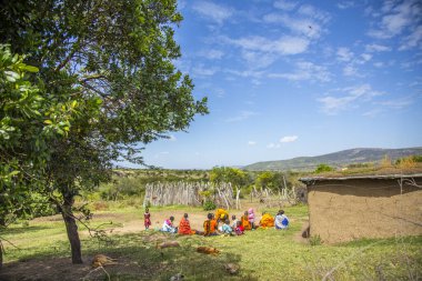 Masai Mara, Kenya - Ağustos 2018: Masais geleneksel parlak giysiler içinde 