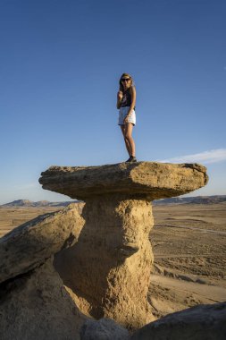 Bardenas Reales, Navarra, İspanya çölünde yürüyen güzel bir kadının portresi.