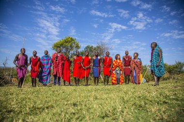 Masai Mara, Kenya - Ağustos 2018: Masais geleneksel parlak giysiler içinde 