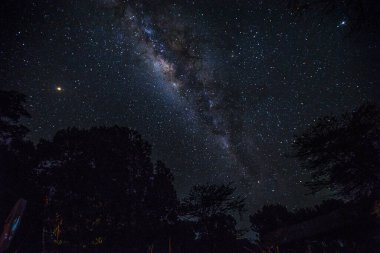 Gece gökyüzünde Samanyolu