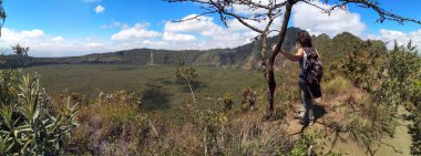Kenya Naivasha Gölü yakınlarındaki Naivasha Hells Gate Ulusal Parkı 'ndaki Naivasha Oloongot Krateri' ne bakan kadın.