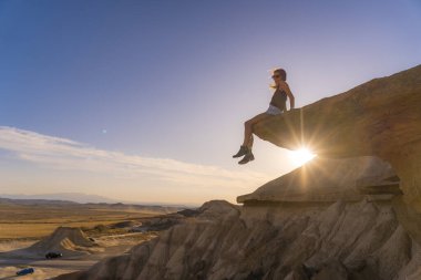 Bardenas Reales, Navarra, İspanya çölünde kayaların üzerinde poz veren güzel bir kadının portresi.