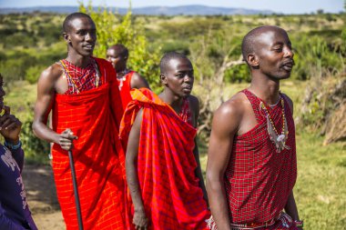 Masai Mara, Kenya - Ağustos 2018: Geleneksel kırmızı elbiseli Masailer 