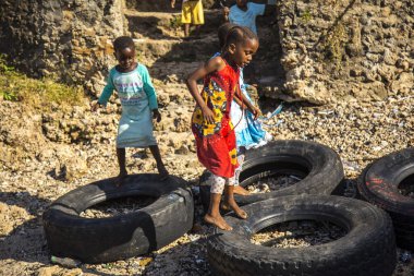 Wasini, Kenya - Ağustos 2018: Wasini, Kenya 'daki köydeki çocuklar