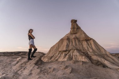  Bardenas Reales, Navarra, İspanya çölünde genç ve güzel bir kadın.
