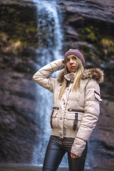 Portrait Young Woman Waterfall — Stock Photo, Image