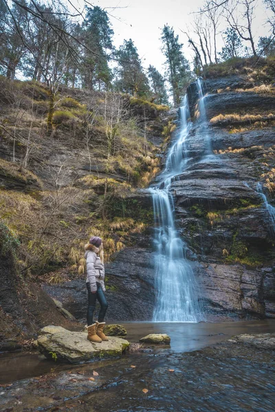 Porträt Einer Jungen Frau Der Nähe Des Wasserfalls — Stockfoto