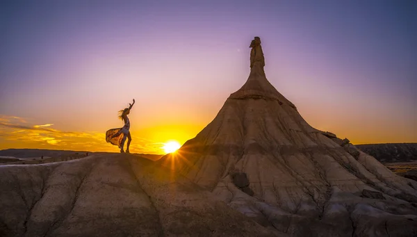 Jovem Mulher Bonita Deserto Das Bardenas Reales Navarra Espanha — Fotografia de Stock