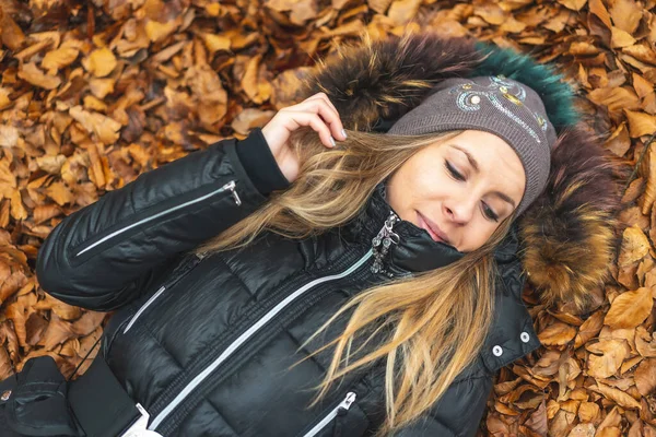 Porträt Einer Jungen Frau Herbstpark — Stockfoto