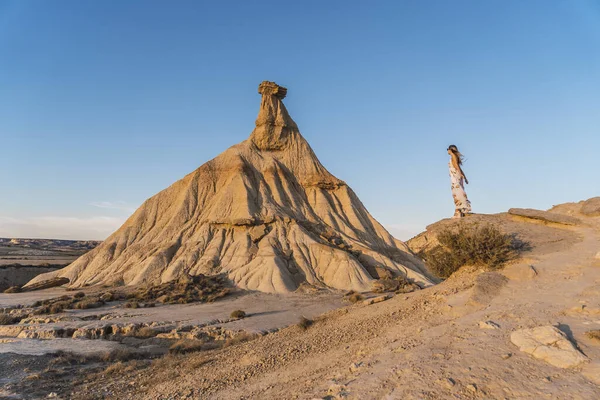 Jovem Mulher Bonita Deserto Das Bardenas Reales Navarra Espanha — Fotografia de Stock