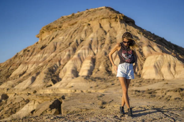 Retrato Jovem Bela Mulher Caminhando Deserto Das Bardenas Reales Navarra — Fotografia de Stock