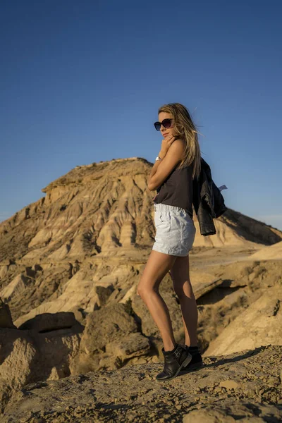 Retrato Jovem Bela Mulher Caminhando Deserto Das Bardenas Reales Navarra — Fotografia de Stock