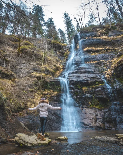 Porträt Einer Jungen Frau Der Nähe Des Wasserfalls — Stockfoto