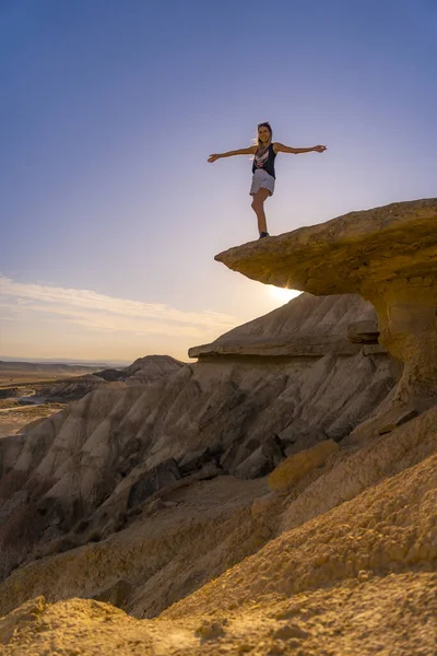 Retrato Jovem Bela Mulher Posando Rocha Deserto Das Bardenas Reales — Fotografia de Stock