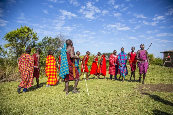 Masai Mara, Kenya - Ağustos 2018: Masais geleneksel parlak giysiler içinde 