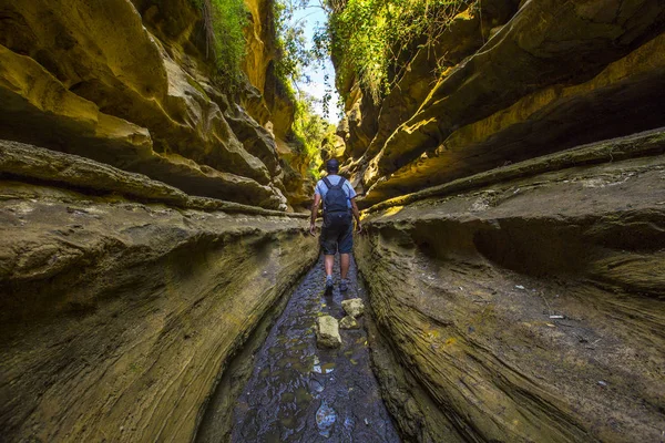 Hombre Caminando Por Los Cañones Del Parque Nacional Naivasha Hells — Foto de Stock