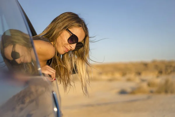ปภาพของหญ งสาวท สวยงามในรถ ในทะเลทรายของบาร วาลา สเปน — ภาพถ่ายสต็อก