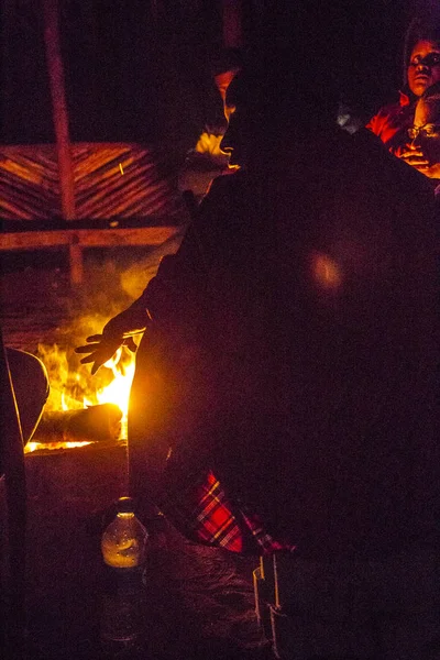 夜间森林篝火 — 图库照片