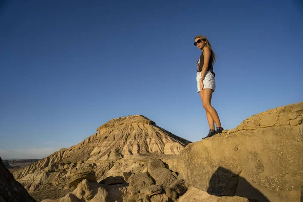 Retrato Jovem Bela Mulher Caminhando Deserto Das Bardenas Reales Navarra — Fotografia de Stock