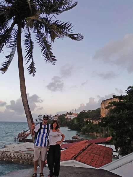 Lyckligt Par Vid Solnedgången Stranden Mombasa Kenya — Stockfoto