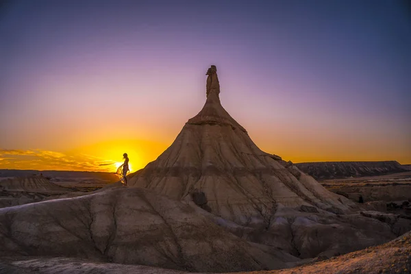 Jovem Mulher Bonita Deserto Das Bardenas Reales Navarra Espanha — Fotografia de Stock