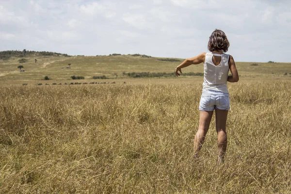 Giovane Ragazza Piedi Campo — Foto Stock