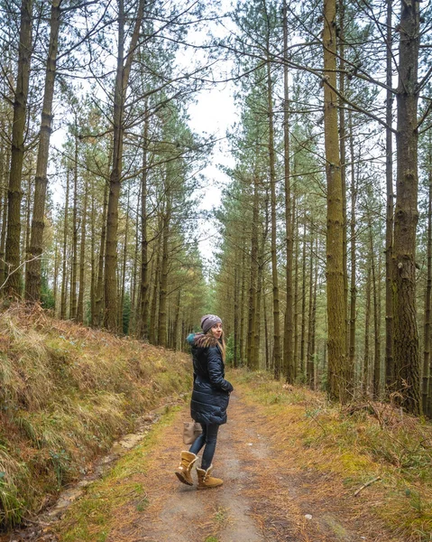 Portræt Ung Kvinde Efterårsparken - Stock-foto