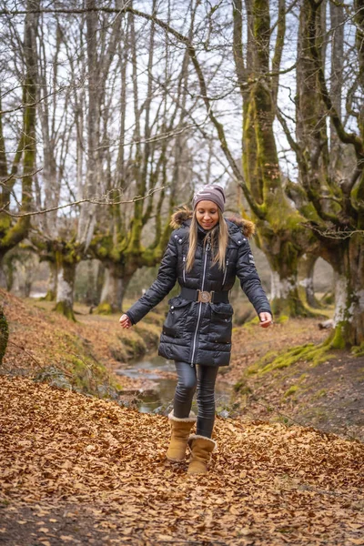 Portret Van Een Jonge Vrouw Herfst Park — Stockfoto