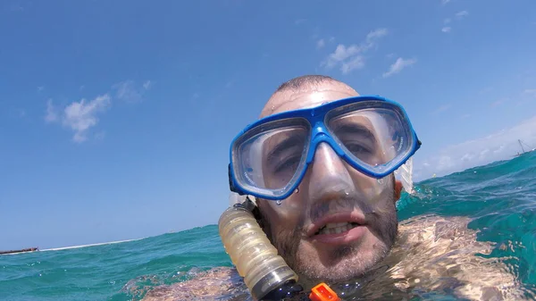 Junger Mann Schnorchelt Strand Kenia — Stockfoto