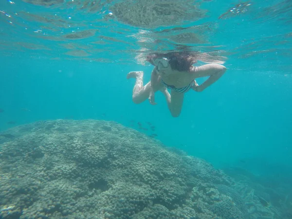 Jonge Vrouw Snorkelen Het Strand Kenia — Stockfoto