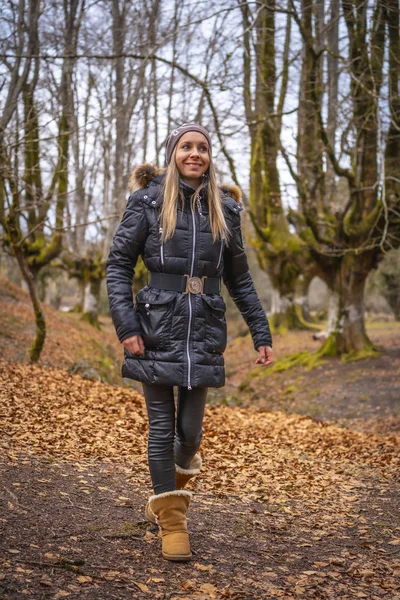 Ritratto Giovane Donna Nel Parco Autunnale — Foto Stock