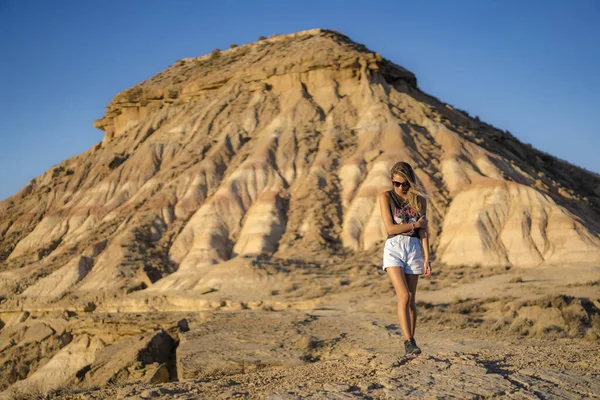 Retrato Jovem Bela Mulher Caminhando Deserto Das Bardenas Reales Navarra — Fotografia de Stock