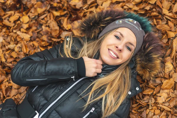 Portret Van Een Jonge Vrouw Herfst Park — Stockfoto