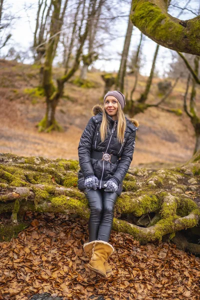 Portret Van Een Jonge Vrouw Herfst Park — Stockfoto