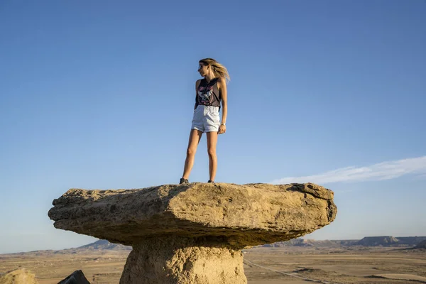 Portrét Mladé Krásné Ženy Procházející Poušti Bardenas Reales Navarra Španělsko — Stock fotografie