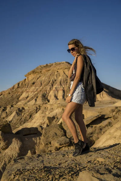 Retrato Jovem Bela Mulher Caminhando Deserto Das Bardenas Reales Navarra — Fotografia de Stock