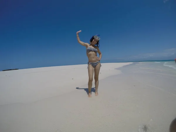 Mulher Feliz Posando Biquíni Praia Areia — Fotografia de Stock