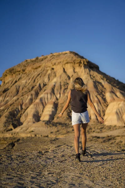 Retrato Jovem Bela Mulher Caminhando Deserto Das Bardenas Reales Navarra — Fotografia de Stock