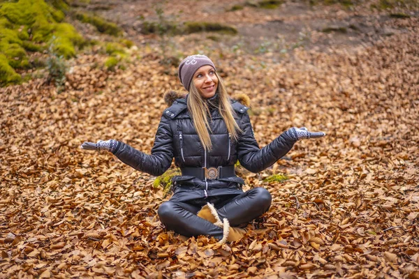 Portret Van Een Jonge Vrouw Herfst Park — Stockfoto