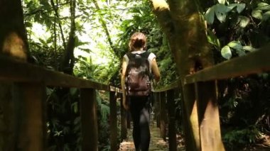 Yojoa Gölü 'ndeki Cerro Azul Meambar Ulusal Parkı' nda (Panacam) köprüdeki bir kadın. Honduras