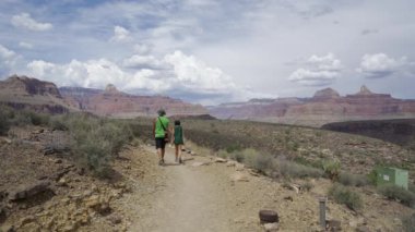 Arizona, ABD 'deki Grand Canyon Ulusal Parkı' nda yürüyüş yapan çift.