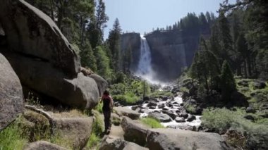  Yosemite Ulusal Parkı 'nda Vernal Falls şelalesi. Kaliforniya, Birleşik Devletler