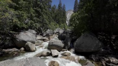 Yosemite Ulusal Parkı, Kaliforniya, ABD 'deki Vernal Falls' un inanılmaz manzarası